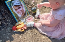 fetita Ucraina zi de nastere mormant tată