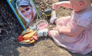 fetita Ucraina zi de nastere mormant tată