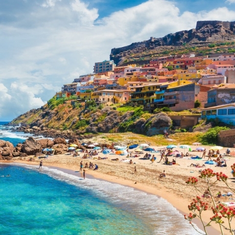 10 kilograme de nisip și 5 kilograme de scoici au fost furate de pe plajele din Sardinia: Printre hoți se numără și români