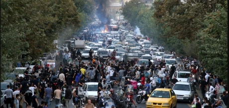 Protestatarii din Iran au capturat mașini de poliție și strigă 'moarte dictatorului' (video)