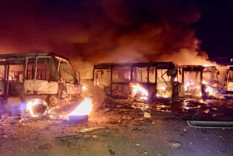 Rușii atacă dezlănțuit în Ucraina: în Dnipro au distrus, cu o rachetă Iskander, zeci de autobuze