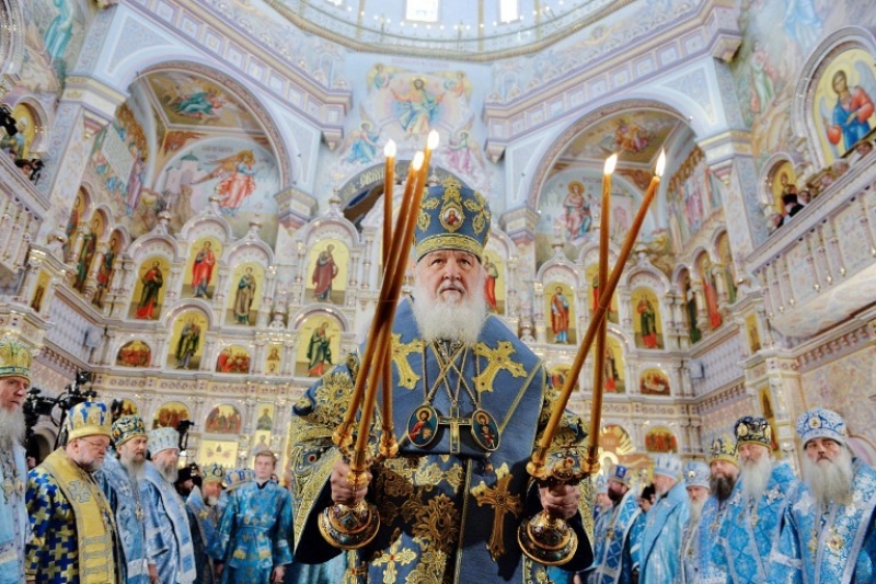 Idei de patriarh: Kirill al Rusiei plătește frizeri din Moscova dispuși să-i tundă și să-i coafeze pe refugiații din Kursk