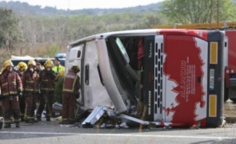 Autocar prăbușit în râu: A fost confirmat al şaptelea deces survenit în urma accidentului din Spania
