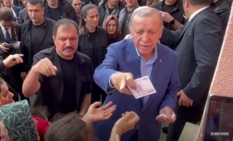 Erdogan a fost filmat în timp ce împărțea bani cash susținătorilor la o secție de vot (video)