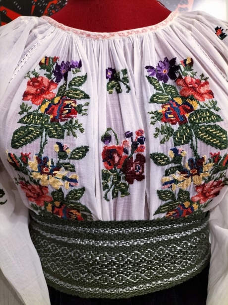 ZIUA IEI/Mureş: Meşteşugul confecţionării cămăşii cu ciupag, reinventat printr-un atelier special la Reghin