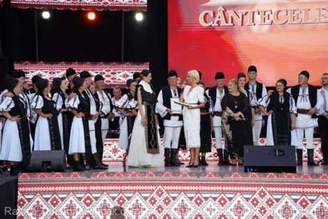 Artişti din patru ţări, la ediţia aniversară a Festivalului Internaţional de Folclor 'Floare de pe Bărăgan'