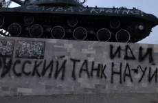 tanc sovietic vandalizat