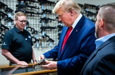 Donald Trump / pistol