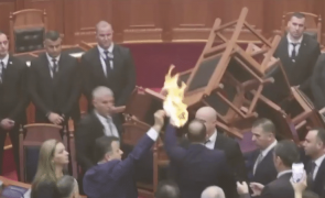 incendiu parlament albania