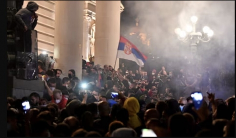 Protest cu zeci de mii de persoane la Belgrad