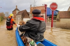 inundatii in franta localnici scosi cu barca