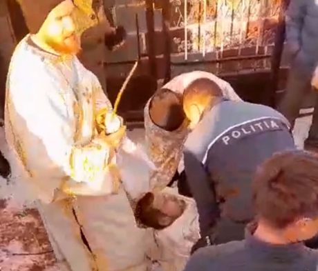 'A alunecat'. Reacția hilară a Arhiepiscopiei Sucevei, după ce un preot s-a pus pe jos în fața porții cimitirului pentru a opri o înmormântare