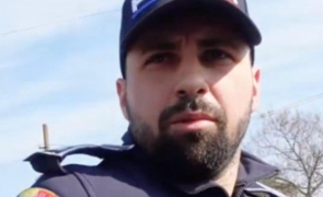 politist legitimeaza jurnalisti pentru ca filmeaza