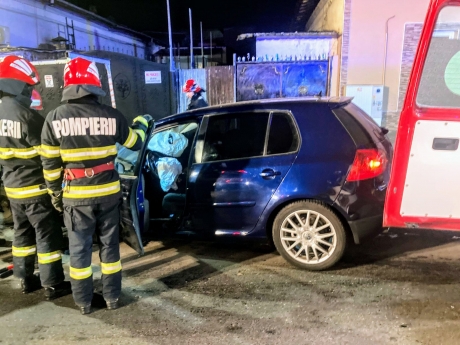 Intervenţie a pompierilor din Bihor pentru salvarea a doi copii – de un an şi doi ani - blocaţi într-o maşină - Mama lor coborâse să cumpere medicamente