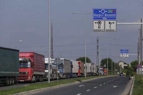 Tirurile care ies din ţară au de aşteptat 140 de minute la frontieră