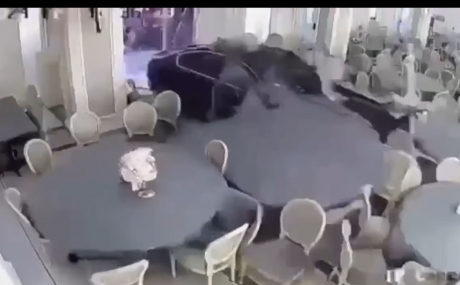 Momentul în care un șofer intră din greșeală cu maşina într-un restaurant din Băile Herculane - VIDEO