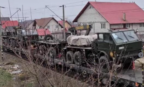 Video | Un tren încărcat cu zeci de lansatoare de rachete româneşti a fost filmat în drum spre Ucraina