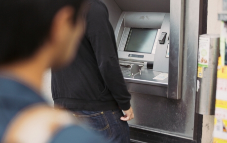 Un alt proces rușinos pentru țara noastră: român judecat la Paris pentru că şi-a obligat fratele minor să jefuiască oamenii care retrăgeau bani din bancomate