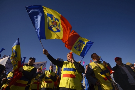 S-au săturat să aștepte 'mila' Guvernului! Salariaţii primăriilor din comune reiau protestele - ce revendicări au