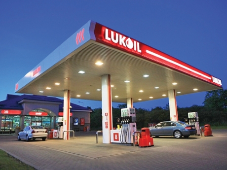 Lukoil nu îi fură pe români la pompă, dar fură alftel - ANPC a descins în zeci de stații și a dat amenzi!