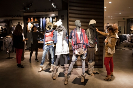 Franța adoptă o lege menită să descurajeze cumpărarea hainelor din categoria "fast-fashion"