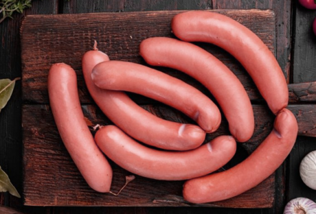 Românii cumpără crenvurști de culoare roz, crezând că sunt proaspeți. 'Crenvurștii nu ar trebui să fie roz' - directorul Institutului de Cercetare Alimentară