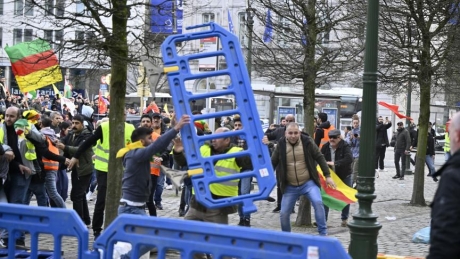 Scene demne de război civil la Bruxelles: kurzii și turcii se luptă pe stradă în capitala Belgiei / Poliția intervine cu gaze lacrimogene