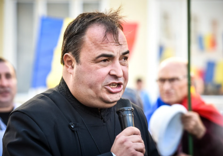 Preotul care făcea, la propriu, saci cu bani - Îi mințea pe enoriași că le trimite pomelnice la Athos și le dădea 'mir sfânt' din subsolul bisericii