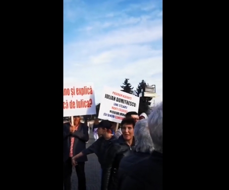 Protest în fața CJ Prahova împotriva lui Iulian Dumitrescu: 'La pușcărie' / 'Întrebare pentru domnul general: chiar susţineţi un penal?' / VIDEO
