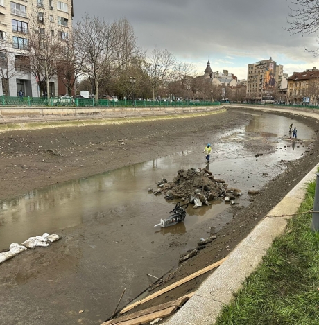 Dâmbovița a fost golită în mijlocul Bucureștiului: un vortex pune în pericol Capitala/ GALERIE FOTO