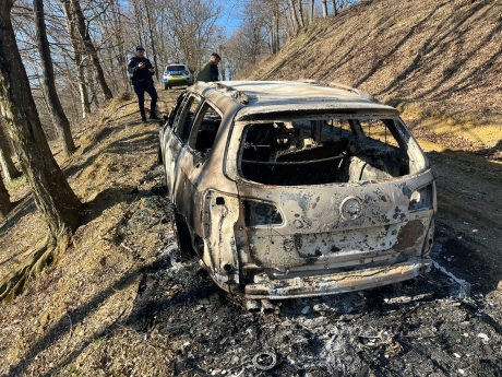 Scene șocante într-o pădure! Ambulanţier găsit carbonizat, în propria maşină. Soţia îl dăduse dispărut, cu puţin timp înainte, la 112