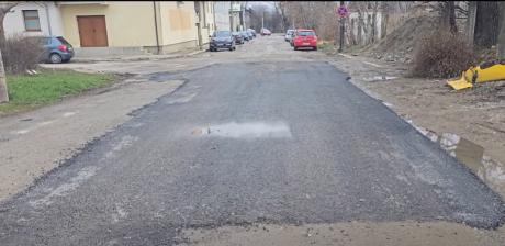 După faptă, și răsplată! Un bărbat din Bacău și-a asfaltat singur strada plină de gropi. Primăria îl amendează pentru lucrarea ilegală / Video