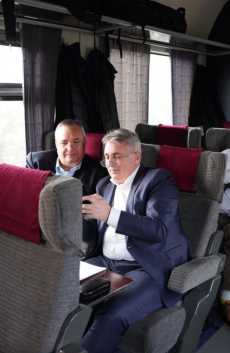 Un fost primar cu greutate revine în joc: Ciucă și Bode s-au dus cu trenul pentru a-l prezenta