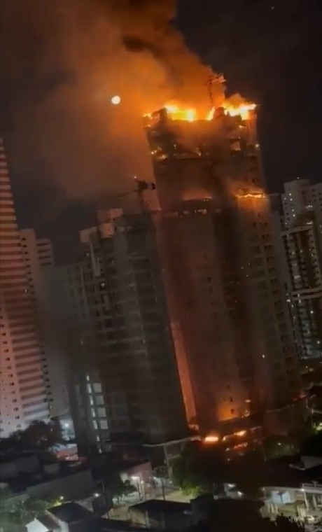 VIDEO - Imagini impresionante: un bloc turn cu 33 de etaje a fost mistuit de flăcări în Brazilia