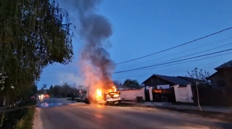Incendiu izbucnit la o autoutilitară încărcată cu anvelope, ]n Giurgiu - Maşina era parcată când a luat foc / Foto