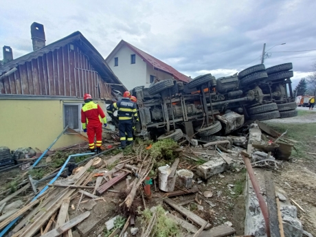 FOTO-VIDEO Accident teribil la Suceava: o autobasculantă a rupt un gard și a intrat din plin într-o casă