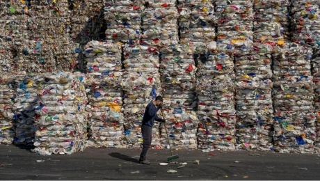 Traseul întunecat al deşeurilor din plastic