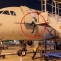 barbat cade din avion indonezia