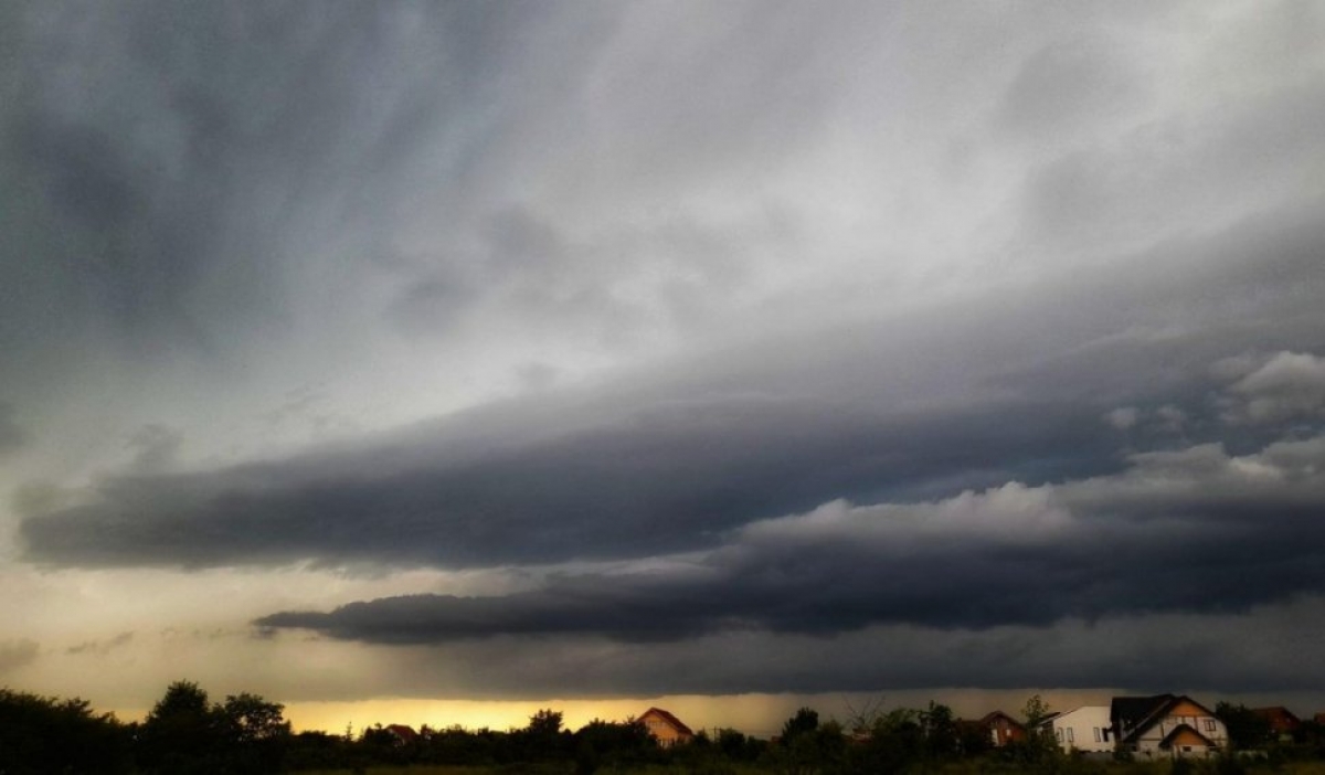 Meteorologii au emis Cod portocaliu de averse şi vijelii în zona Moldovei