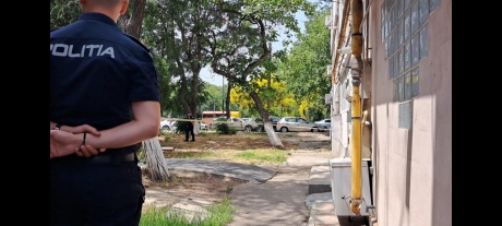 O fetiţă de un an şi zece luni, căzută de la etajul întâi al unui bloc, în condiții suspecte
