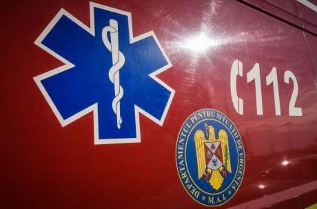 Polițiști tratați cu oxigen după evacuarea unei fetițe dintr-un apartament cu fum în Brăila