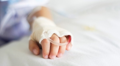 Copil de 3 luni bătut de tată în timp ce se afla în brațele mamei: Adus cu leziuni craniene într-un spital din Italia