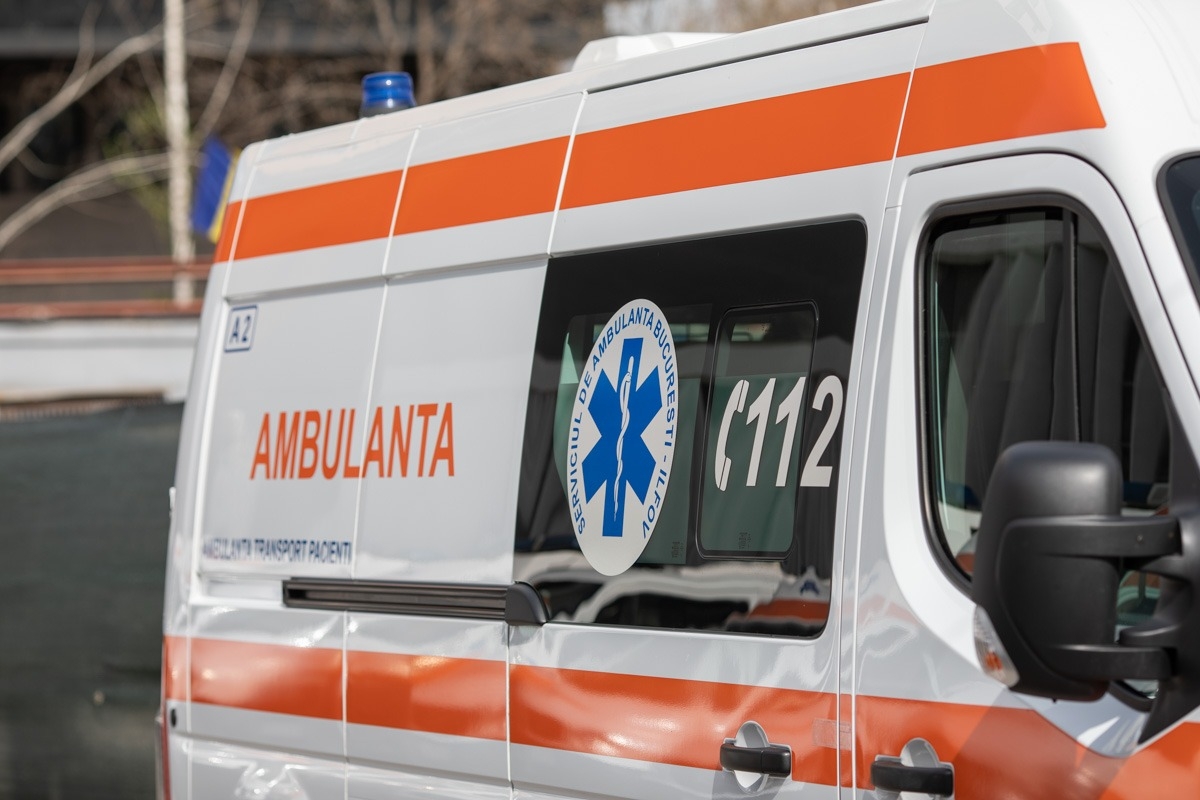 Şapte persoane, transportate la spital după un accident în care au fost implicate două autoturisme