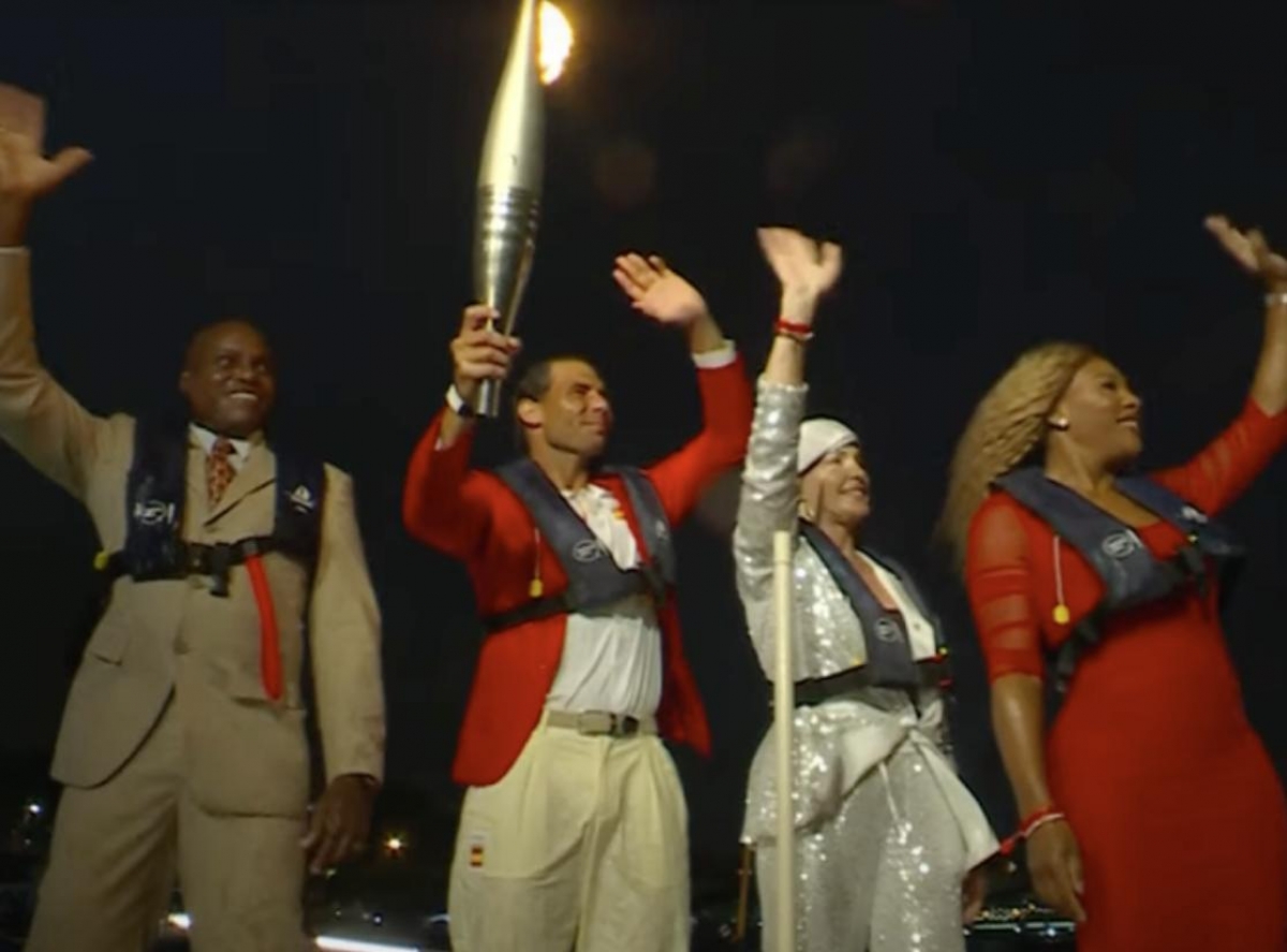Nadia Comăneci, Carl Lewis, Serena Williams și Rafael Nadal, duc flacăra olimpică la Grădinile Tuileries