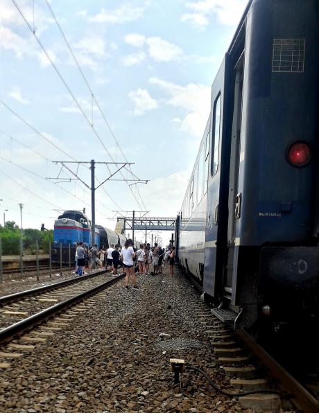 Incendiile de vegetație dau peste cap traficul feroviar. Cinci trenuri staţionează în gări - anunțul CFR