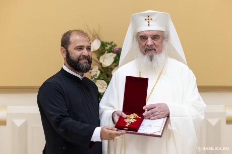 VIDEO Arhidiaconul Mihail Bucă, cel mai bun psalt din istoria Bisericii Ortodoxe Române, a fost distins de Episcopia Tulcii cu Crucea Sfântului Iachint 