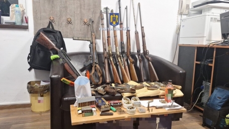 FOTO Un septuagenar 'adăpostea' ilegal 21 de arme şi sute de bucăţi de muniţie. Avea chiar mitraliere germane din Al Doilea Război Mondial