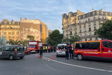 Un vehicul a intrat pe terasa unei cafenele în Paris; mai multe persoane rănite