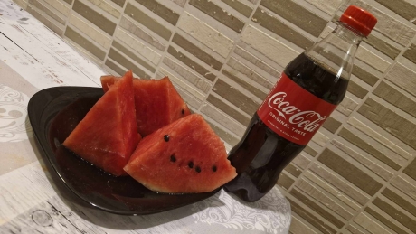 O felie de lubeniță vs. o Coca Cola la 0,5 L – unde găsim mai mult zahăr? Analiza unui doctor nutriționist