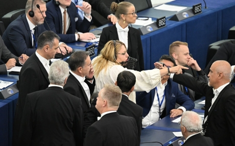 SOS România iese tare după ce Diana Șoșoacă a fost evacuată din PE: E erou național! Cenzură!